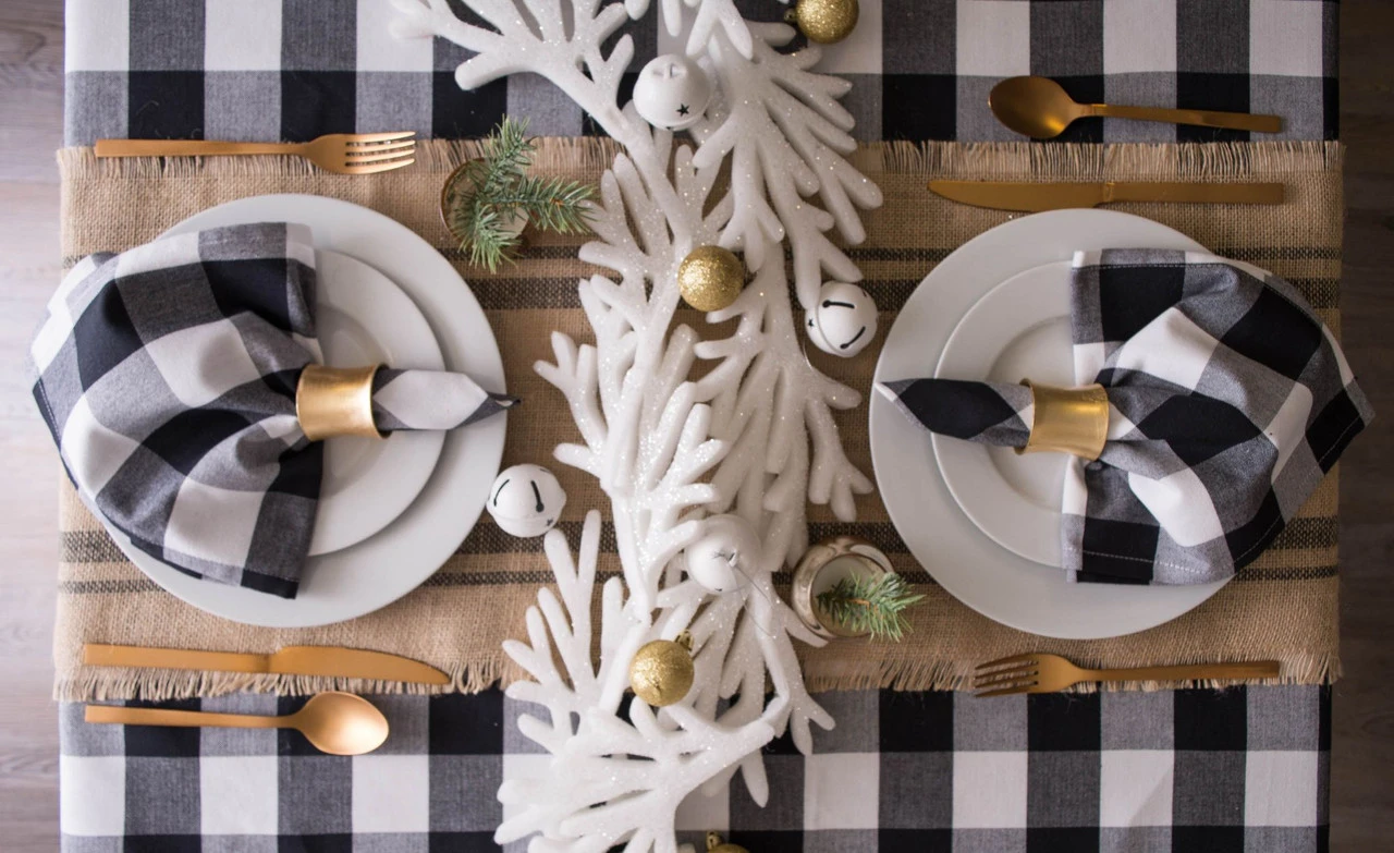 Set Of 2 White Hanging Foam Garland Leaves 51" - Image 4