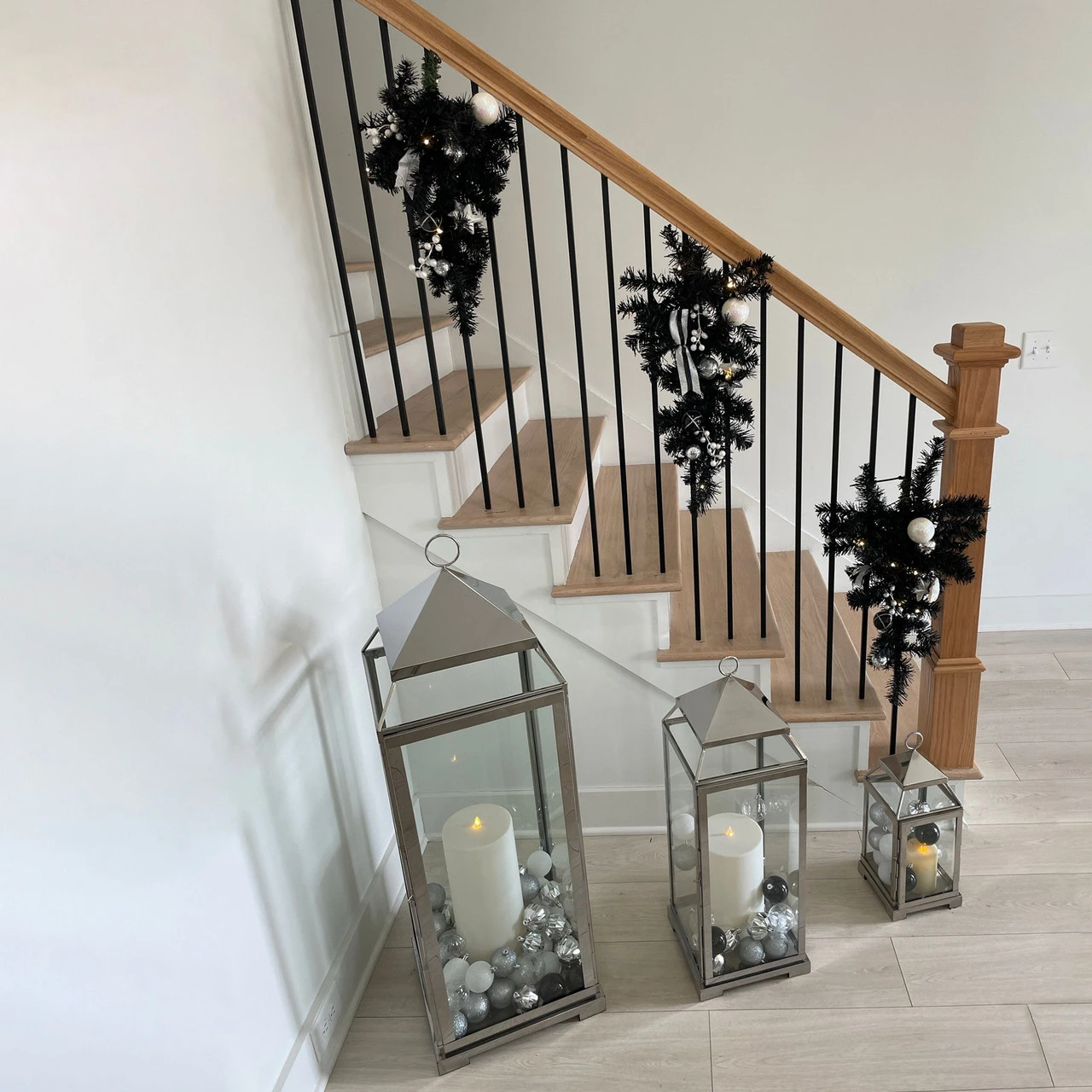 20" Pre-lit Decorated Black Pine Artificial Teardrop Christmas Swag, Warm White LED Lights - Image 5