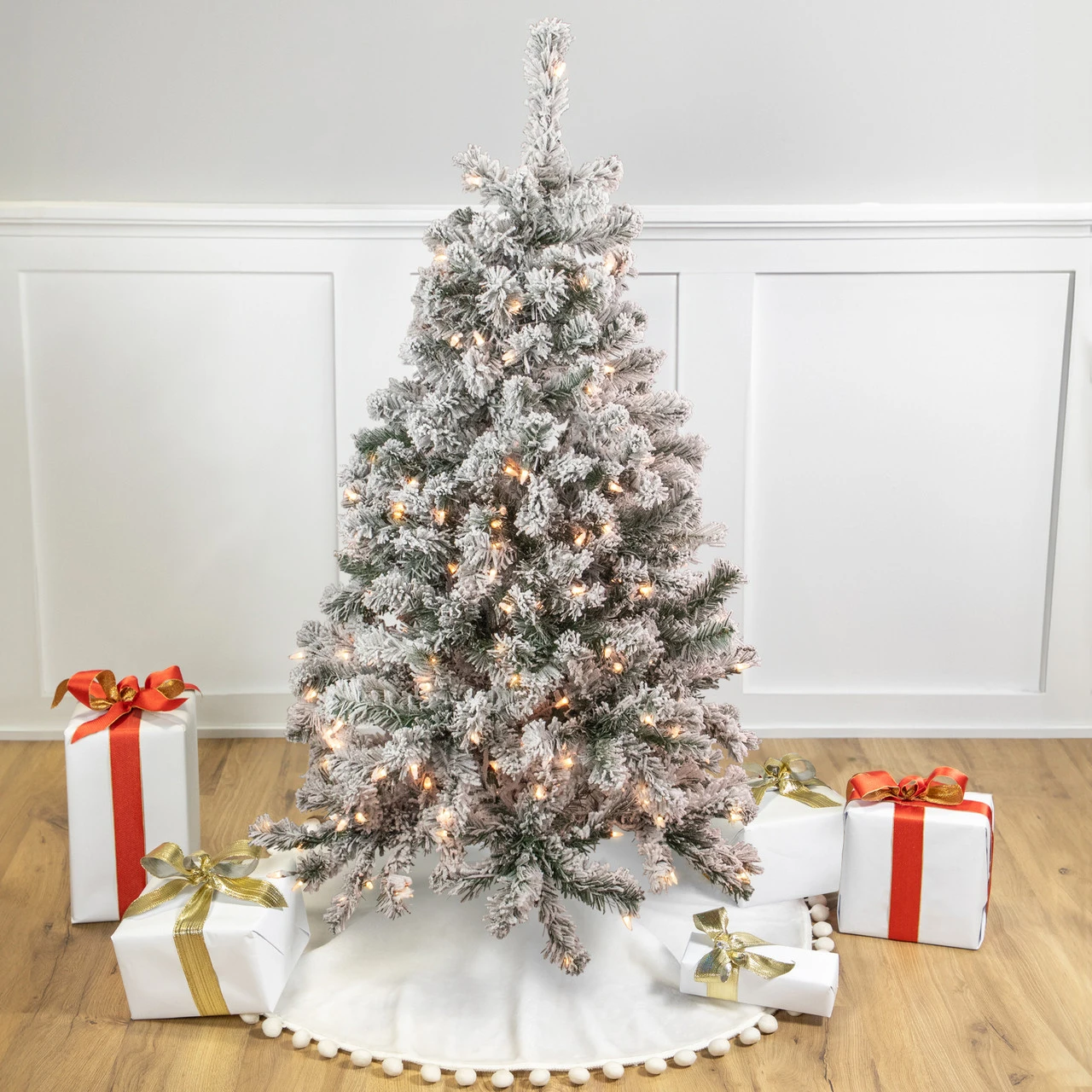 4.5' Pre-Lit Flocked Madison Pine Artificial Christmas Tree, Clear Lights