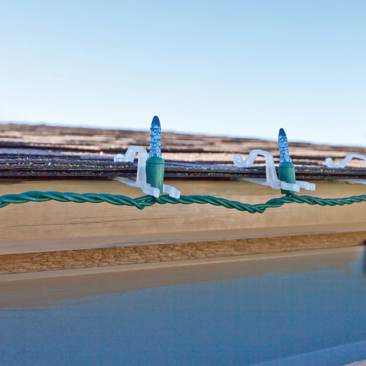 Bucket Of 300 Clear Outdoor Universal Christmas Light Clips - Image 2